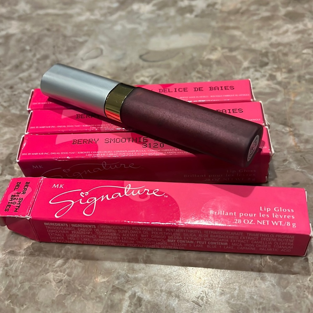 2 berry smoothies lip gloss that is lasting and luxurious.💕